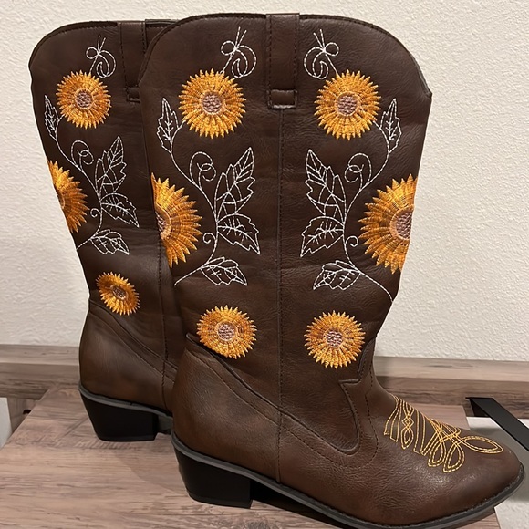 Women’s Sunflower Cowboy Boots - Picture 2 of 9